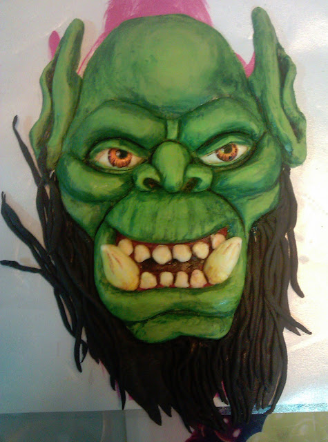 Orco modelado en fondant para la tarta de cumpleaños de La Horda,tras pintarlo con pintura comestible y pincel, por Sweet KOKEKO