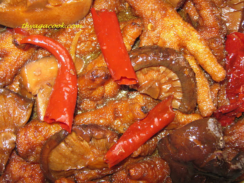 KARI LEAFS Malaysian flavour's BRAISED CHICKEN FEET WITH MUSHROOM