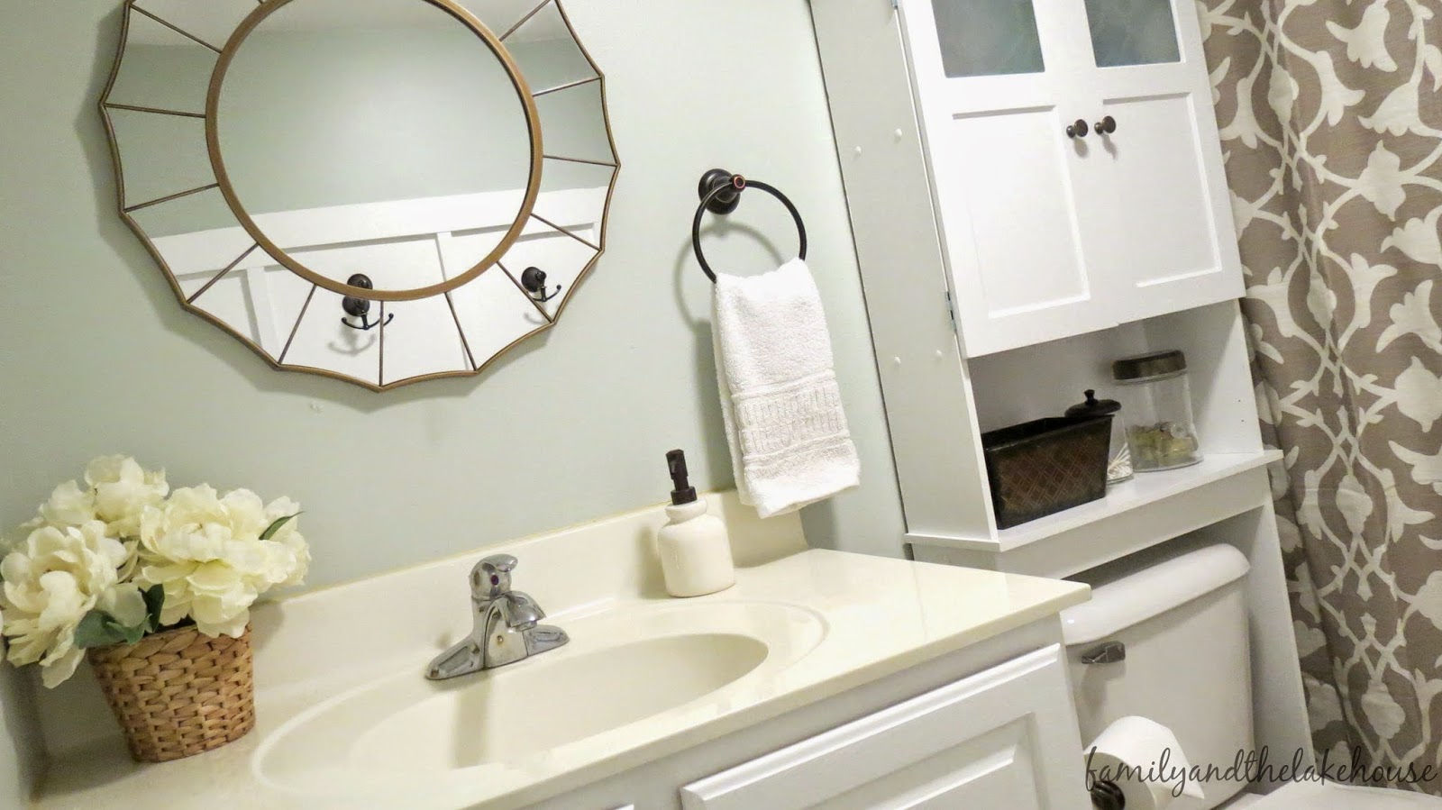 Family and the Lake House - Guest Bathroom 