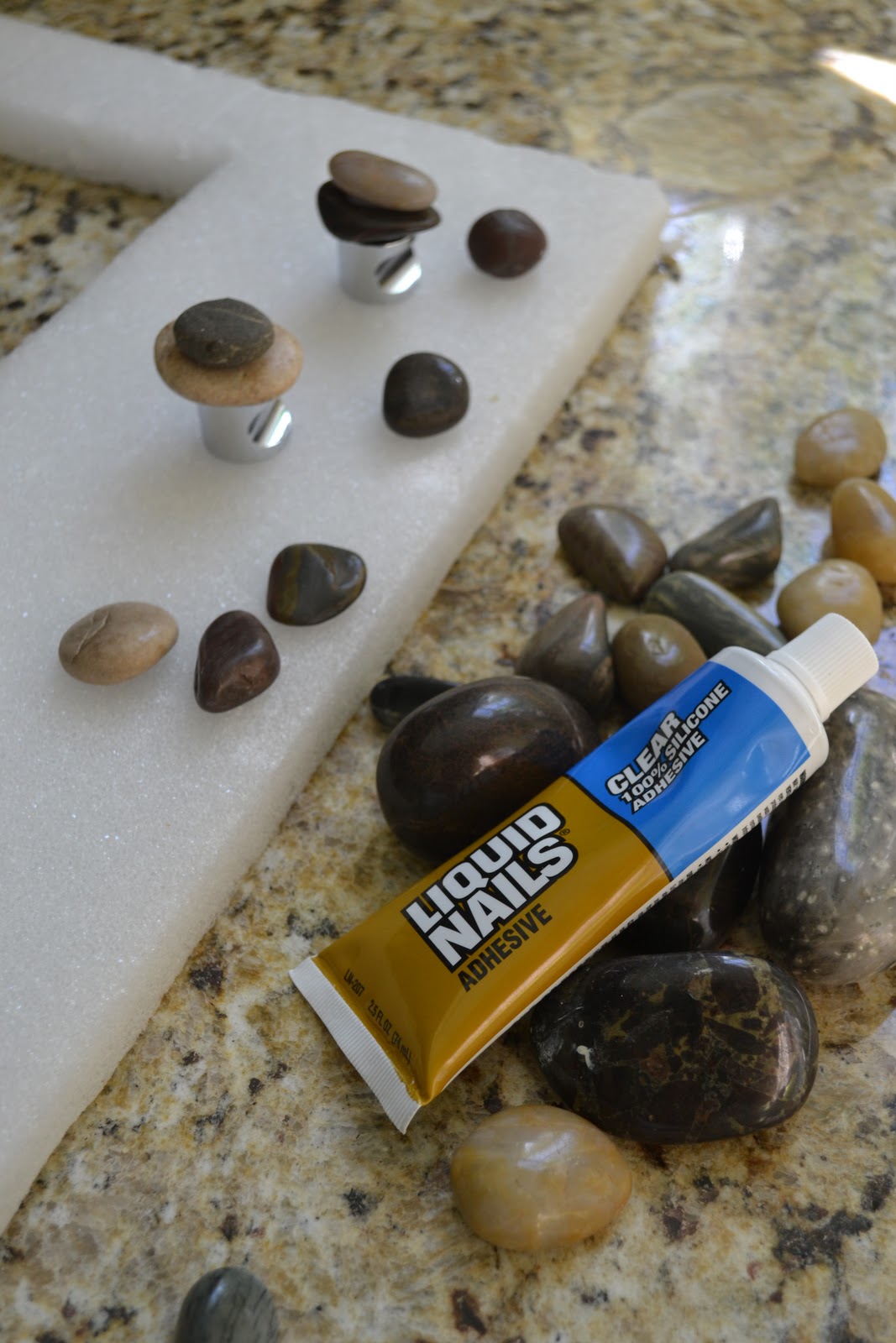 The Homeless Finch Knobs Using Stones and Jute