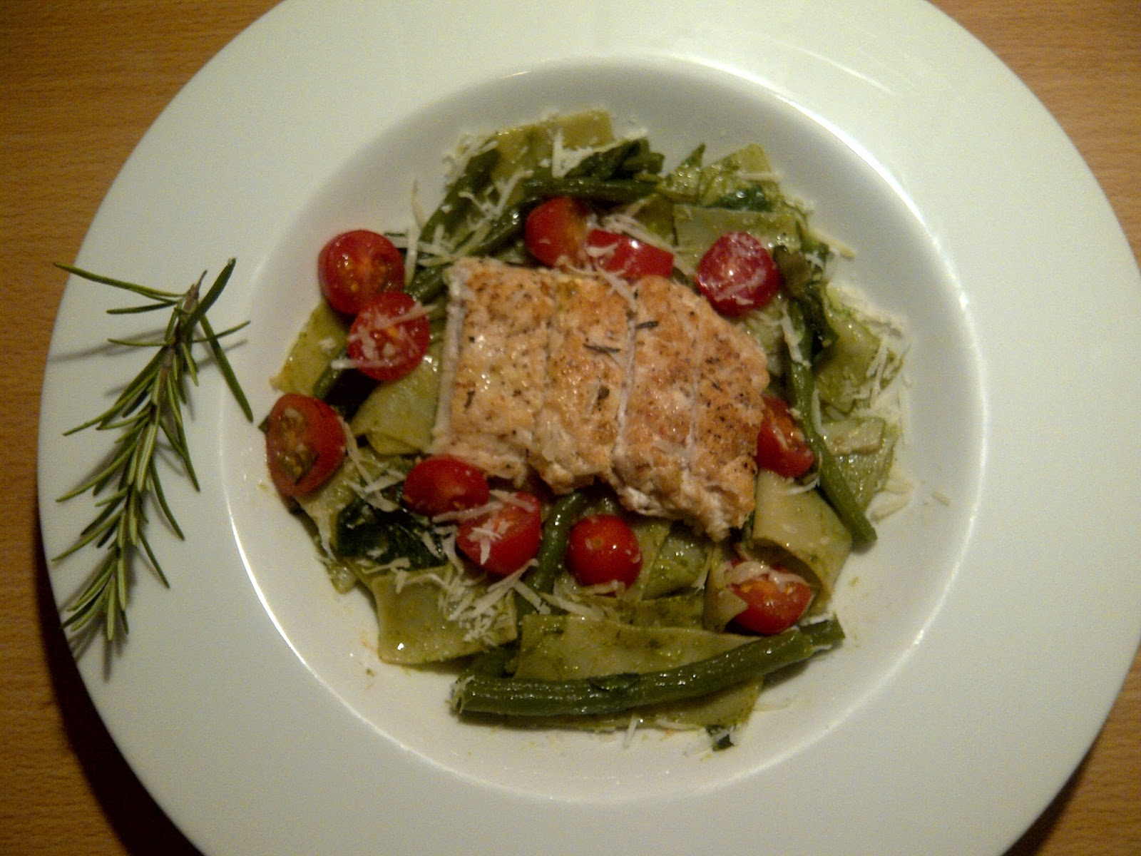 Pasta pesto met pittige kip van Jamie Oliver Oesters & Uien