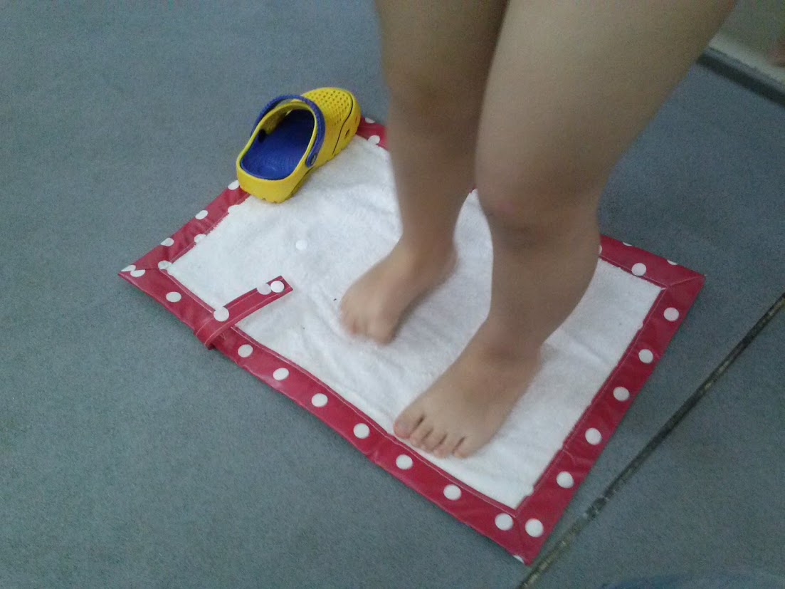 lecosedichiara: TUTORIAL: Cucire un tappetino poggia-piedi per piscina  riciclando gli asciugamani in spugna