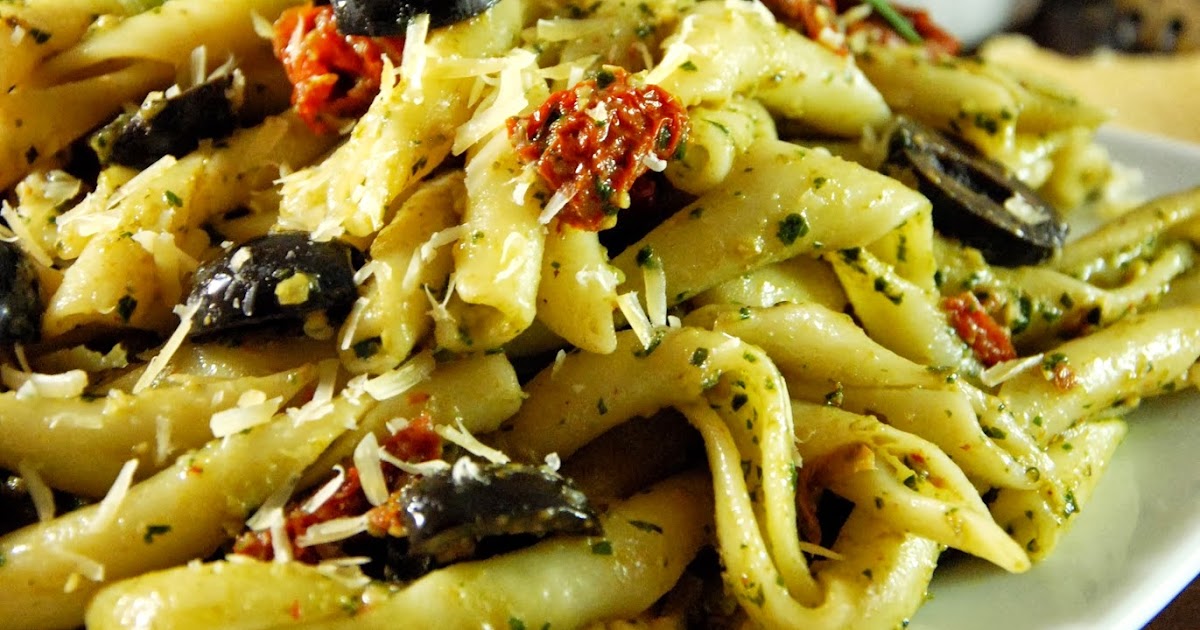 Makaron z domowym pesto, suszonymi pomidorami i oliwkami Kraina