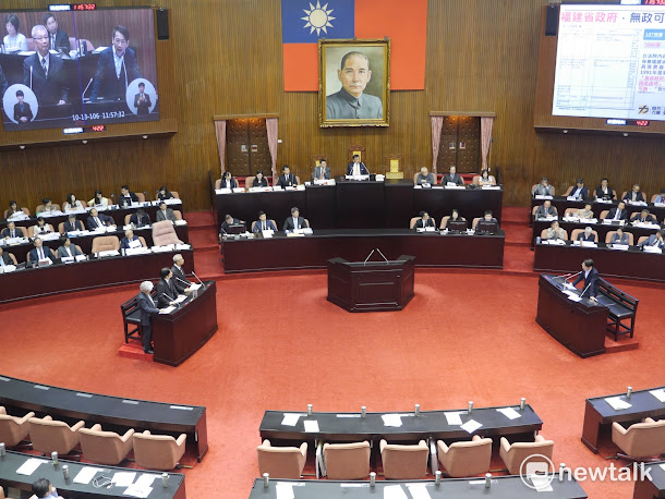 退輔會主委李翔宙昨天備詢時遭國民黨立委們質疑向民進黨「求官」,憤而請辭。時力立委徐永明今(13)日今對此質詢行政院長賴清德,「退輔會一定要國民黨籍才能當?否則就是背叛國軍、背叛弟兄?」賴清德則答覆,「現在國軍是屬於國家的,照顧國軍的人不必然屬於某政黨。」 退輔會主委李翔宙昨天備詢時遭國民黨立委們質疑向民進黨「求官」,憤而請辭。時力立委徐永明今(13)日今對此質詢行政院長賴清德,「退輔會一定要國民黨籍才能當?否則就是背叛國軍、背叛弟兄?」賴清德則答覆,「現在國軍是屬於國家的,照顧國軍的人不必然屬於某政黨。」