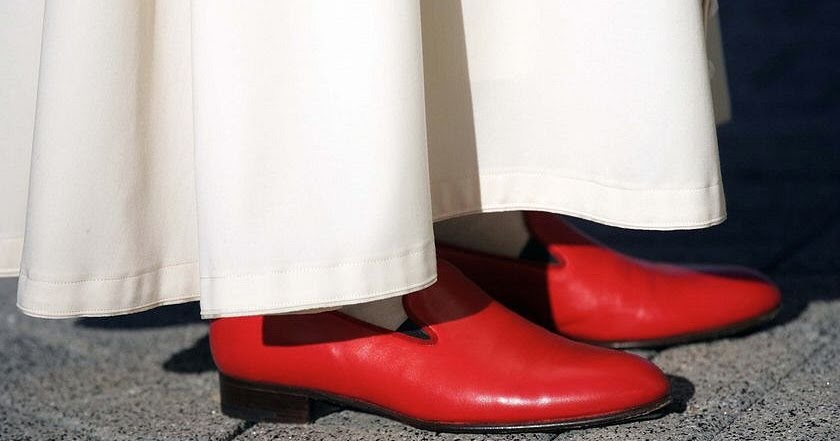 Living As Linda THE POPE WEARS PRADA Living As Linda THE POPE WEARS PRADA