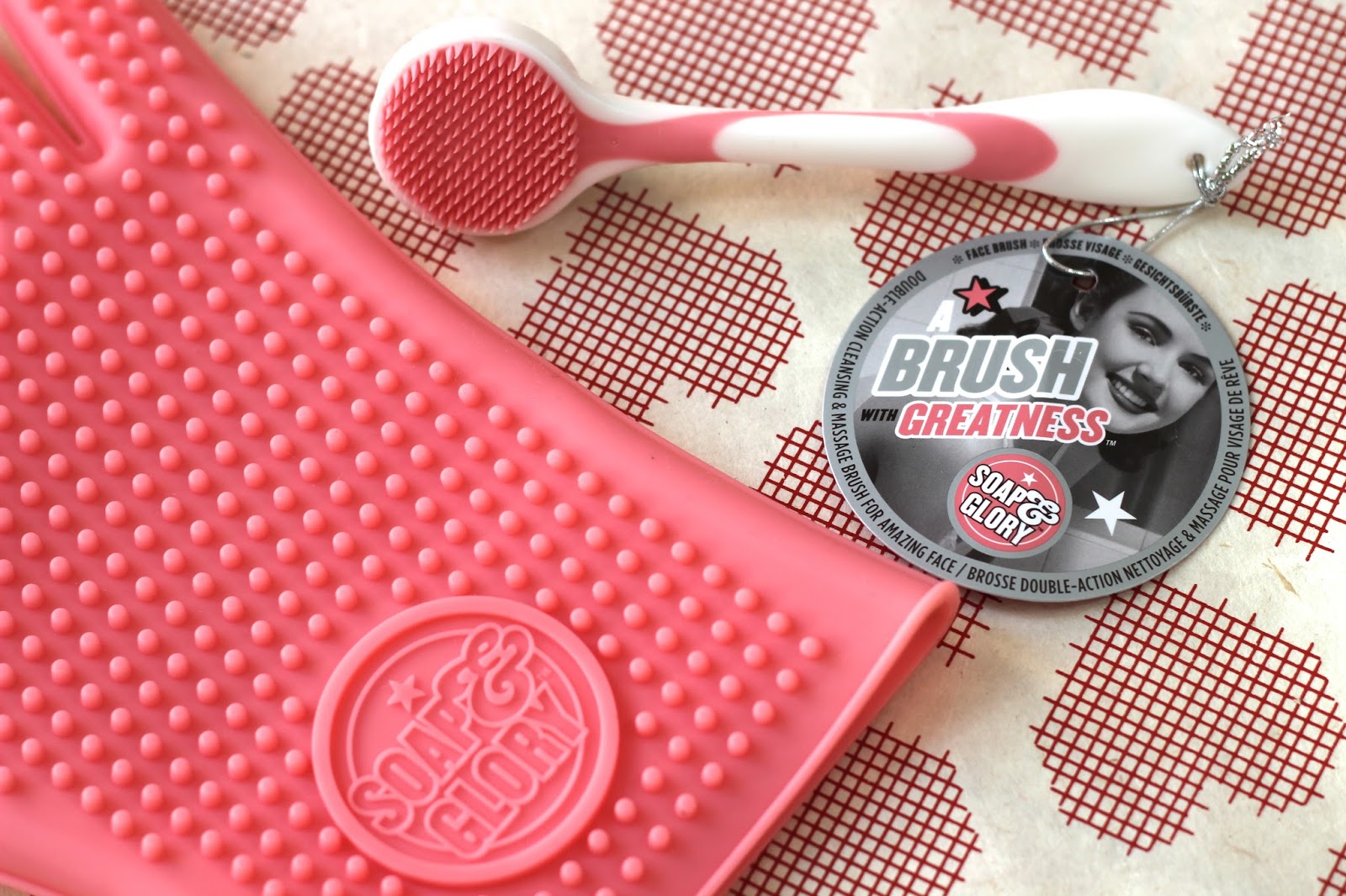 SOAP & GLORY ACCESSORIES JUMBO MASSAGE GLOVE AND A BRUSH WITH