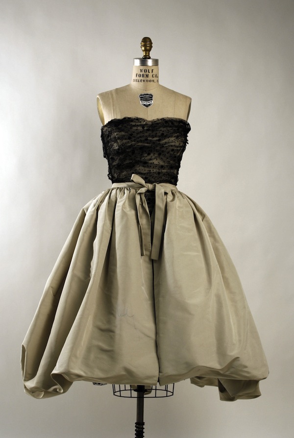 http://3.bp.blogspot.com/-q8I8laphC1c/T4kikznSy5I/AAAAAAAAEk4/vbMNLykWCG8/s1600/Dress,+Evening+Cristobal+Balenciaga+59.jpg