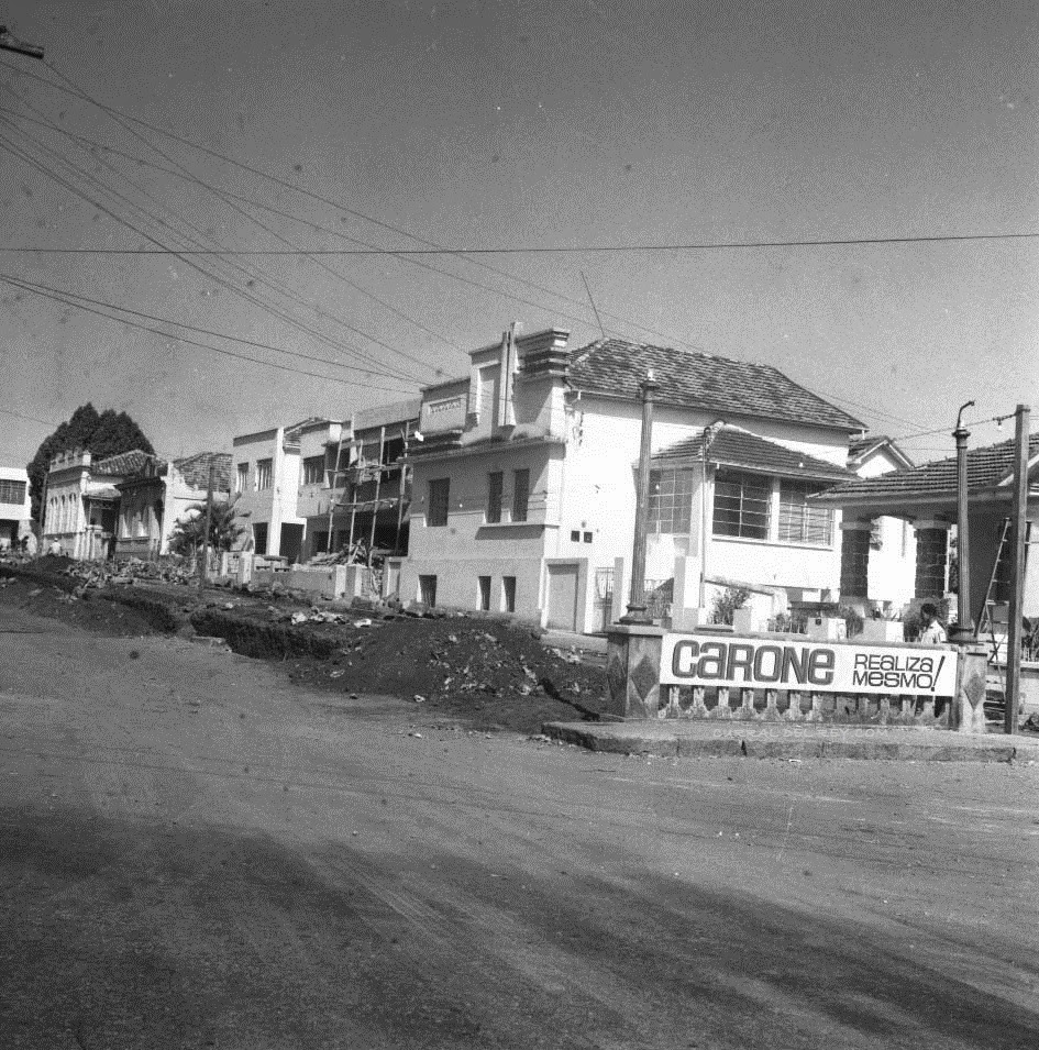 Tapete de asfalto: c\u00f3rrego do Acaba Mundo na Rua Professor Morais (1963 ...