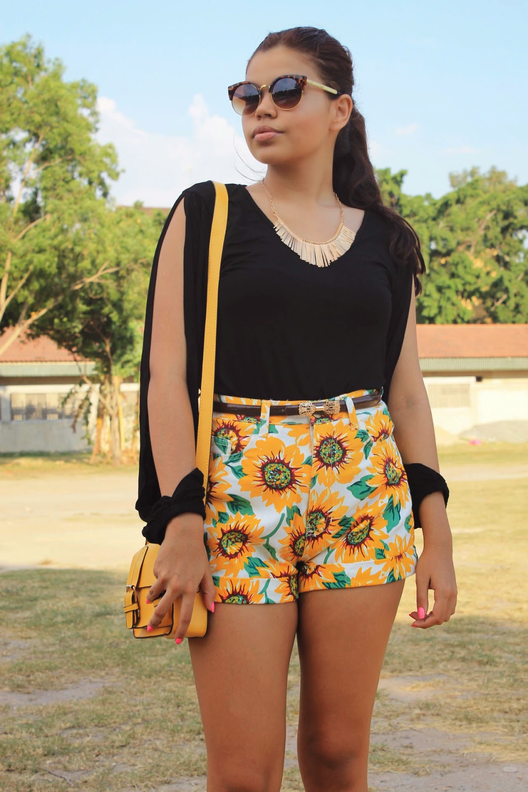 Chapéu floppy, óculos aliexpress, shorts girassol, look preto e amarelo