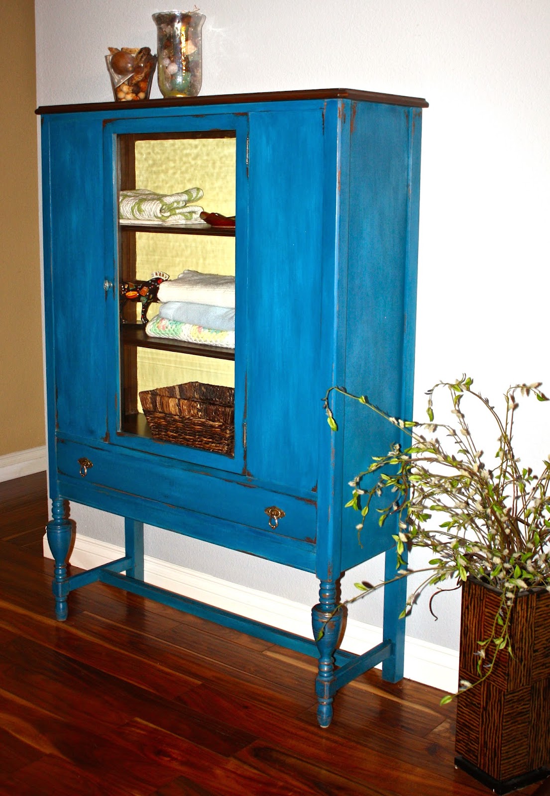 MakeMePrettyAgain The Walnut Hutch and a quick HowTo for a refinish