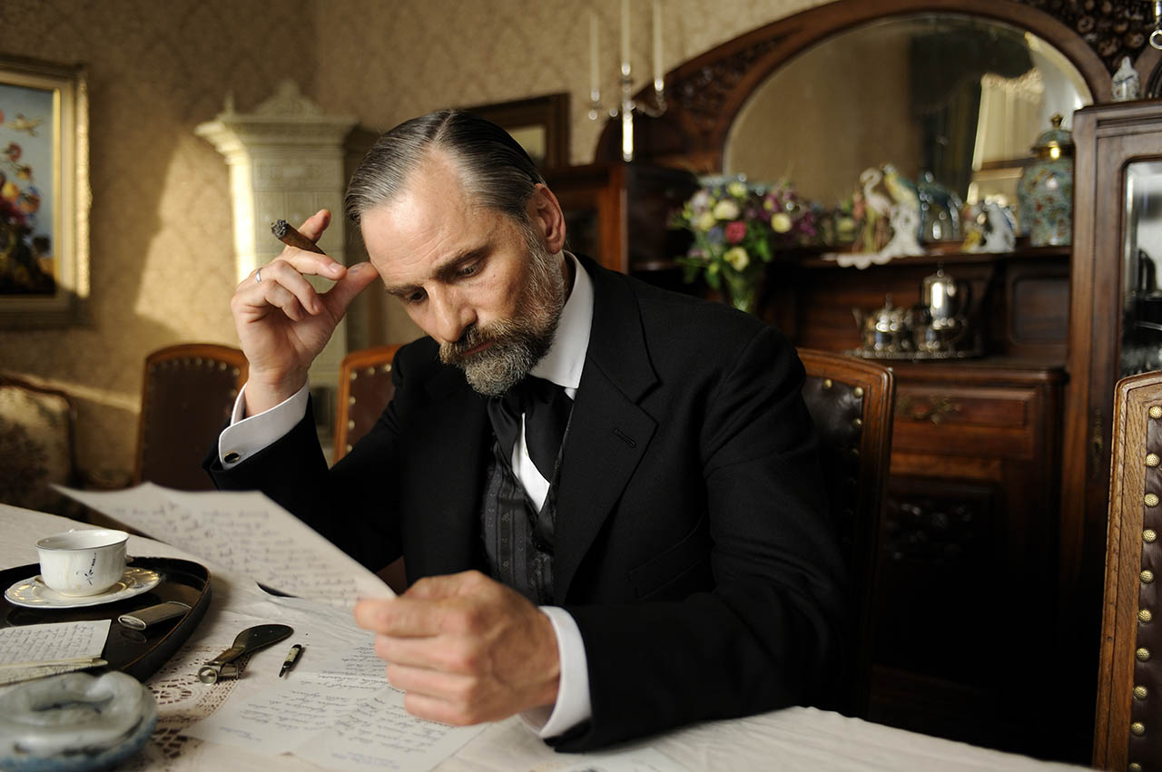http://3.bp.blogspot.com/-qBnkNTEeWMM/TtA106V1t7I/AAAAAAAAEiY/LWwT0GBT_DU/s1600/foto-viggo-mortensen-en-un-metodo-peligroso-8-911.jpg