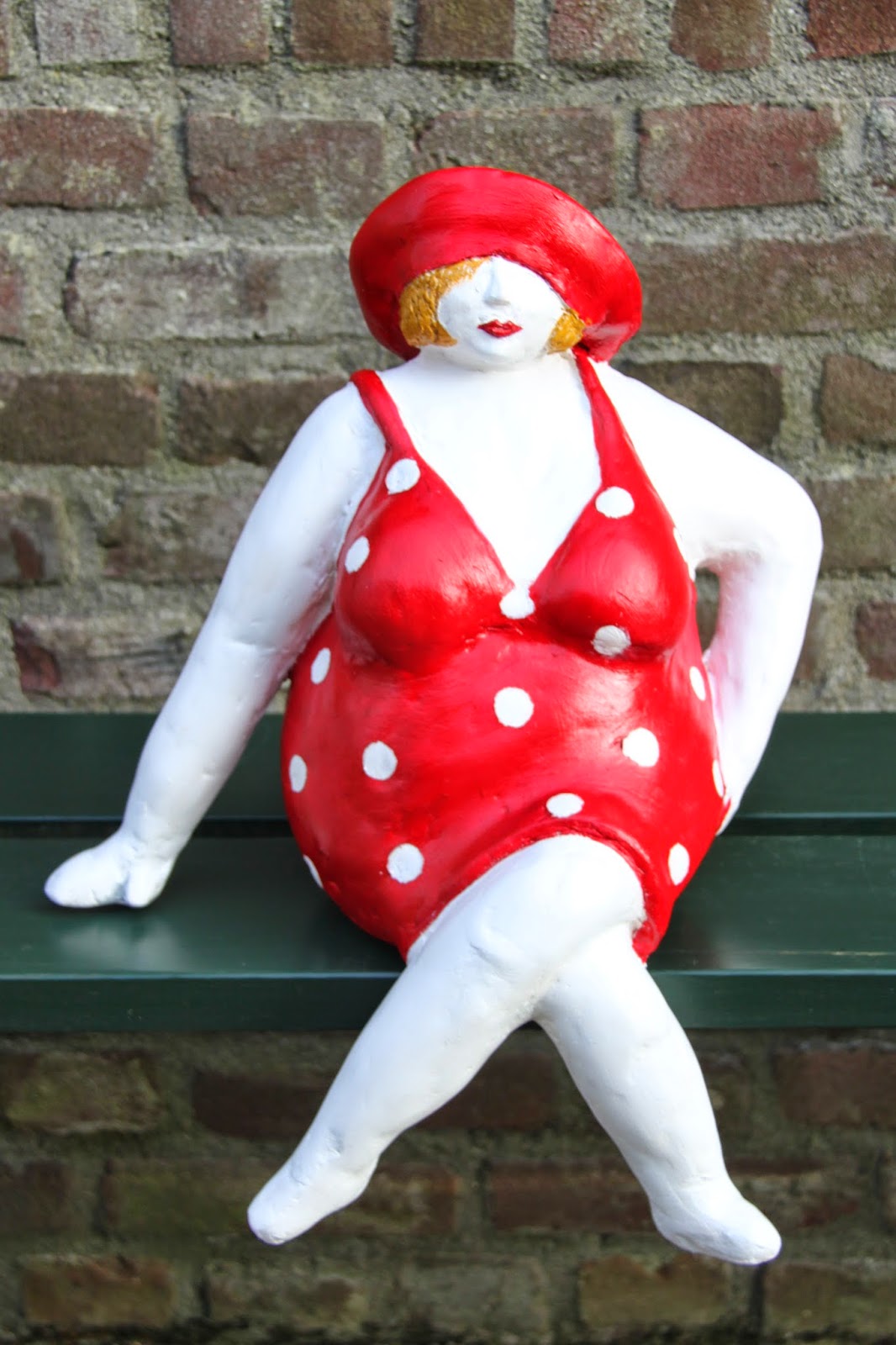 Atelier Soeff Dikke Dame van Alda de B, papier mache en zelfdrogende klei