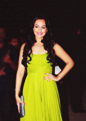 Sonakshi Sinha Dress1 - Sonakshi Sinha Dresses Pics