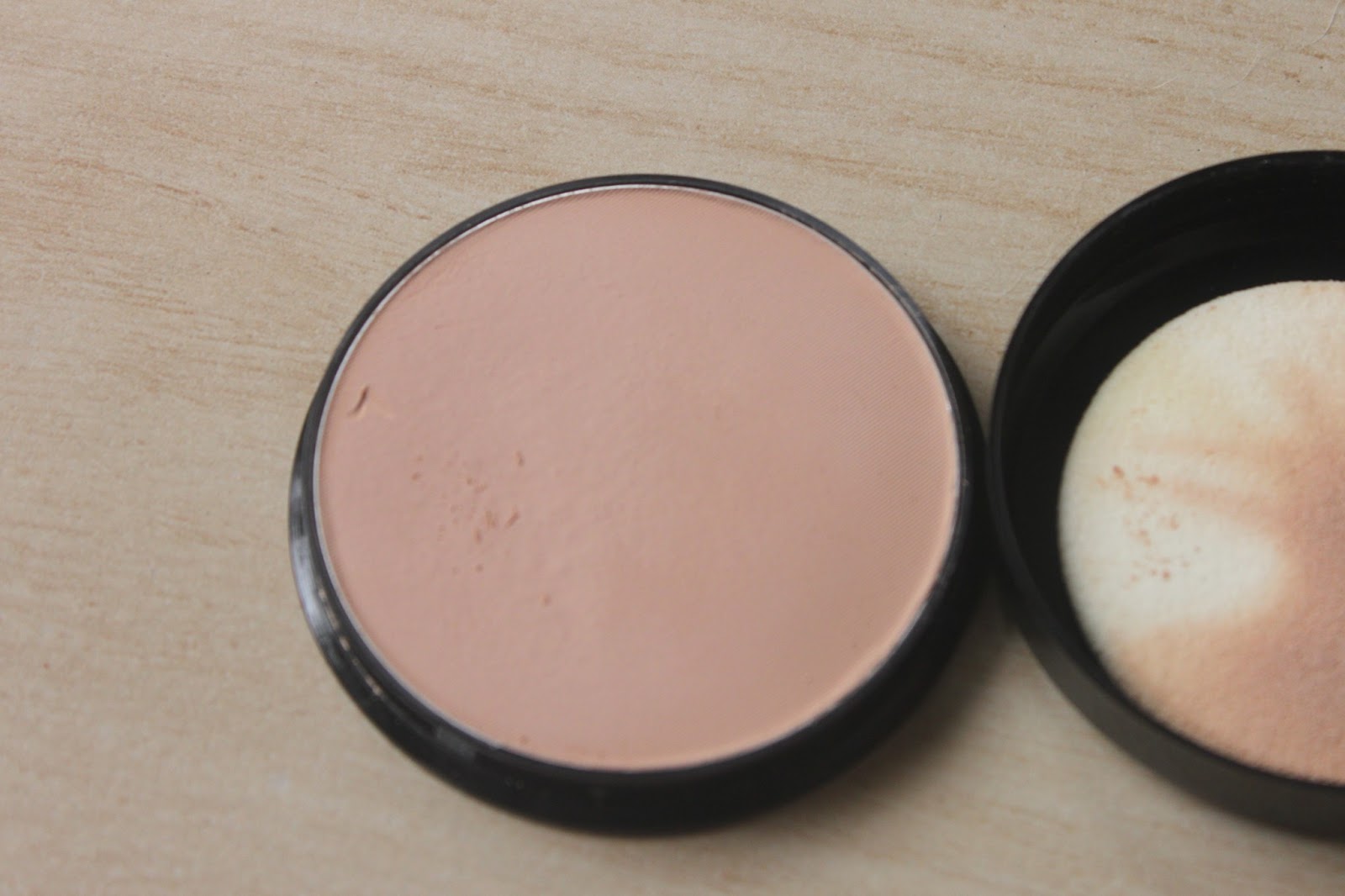 La Dolce Vita Max Factor Pan Cake Foundation Review
