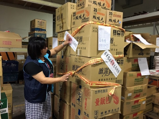 屏東縣衛生局人員18日查封有問題的蝦味先產品。 屏東縣衛生局人員18日查封有問題的蝦味先產品。