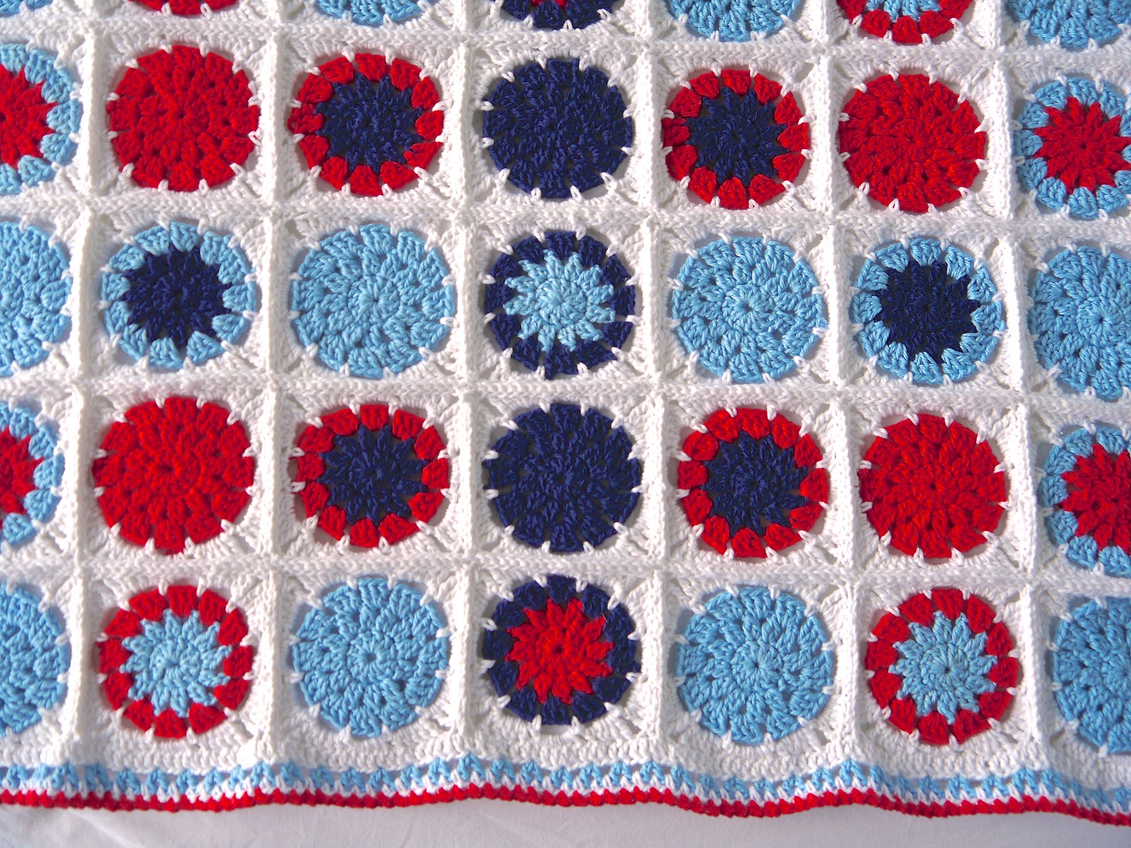 Sarita creative Make it // Crochet Cotton Baby Blanket (circle in square)