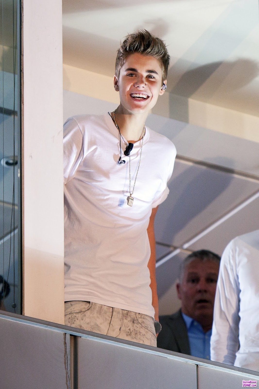 Bieber Exclusive: Justin Bieber Waving and Showing his Abs From Studio's Window.1067 x 1600