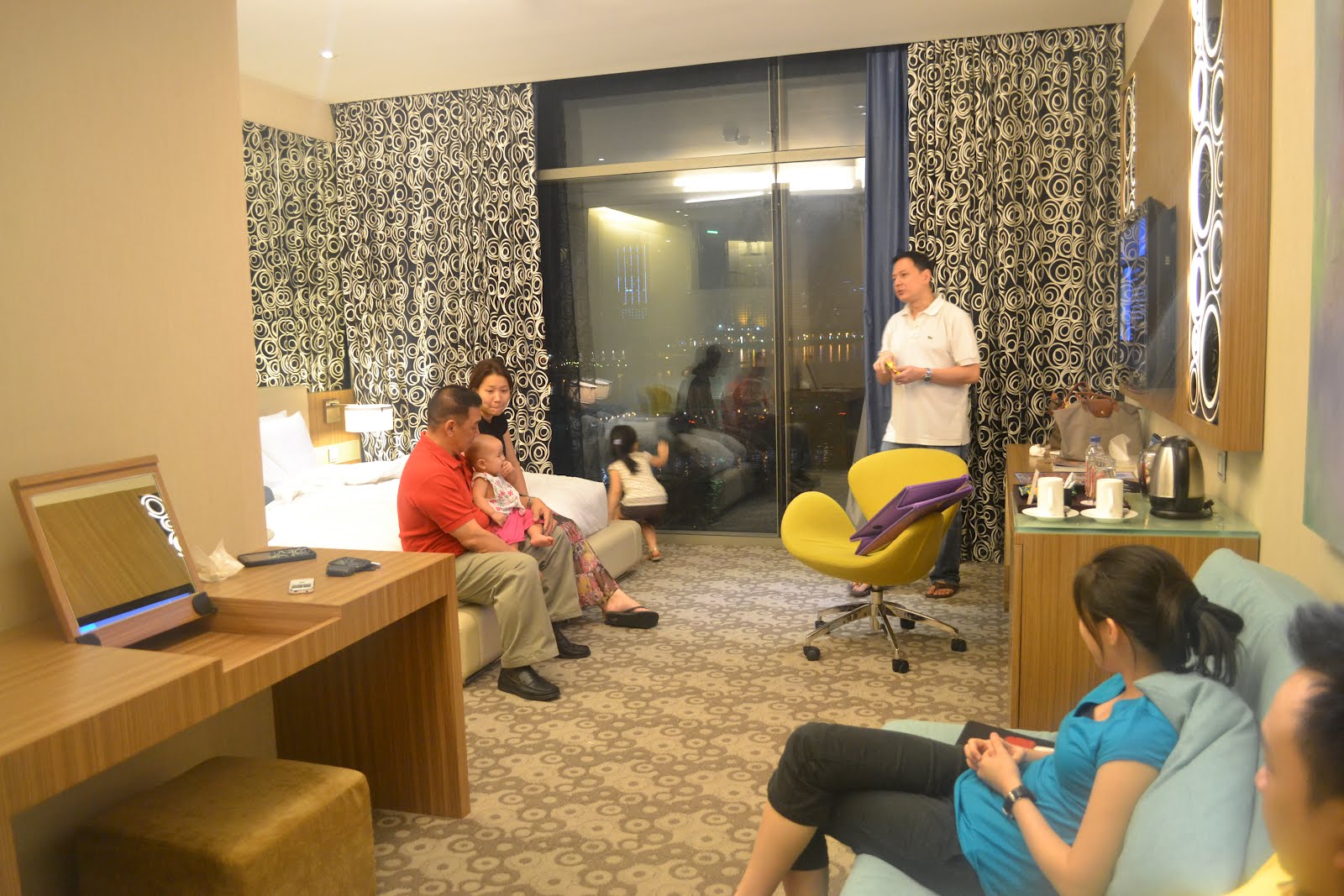 Eat, Live, Love H20 Hotel and Manila Ocean Park staycation