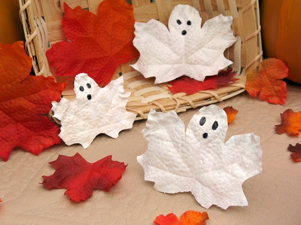 Halloween Leaf Ghosts | Munchkins and Mayhem