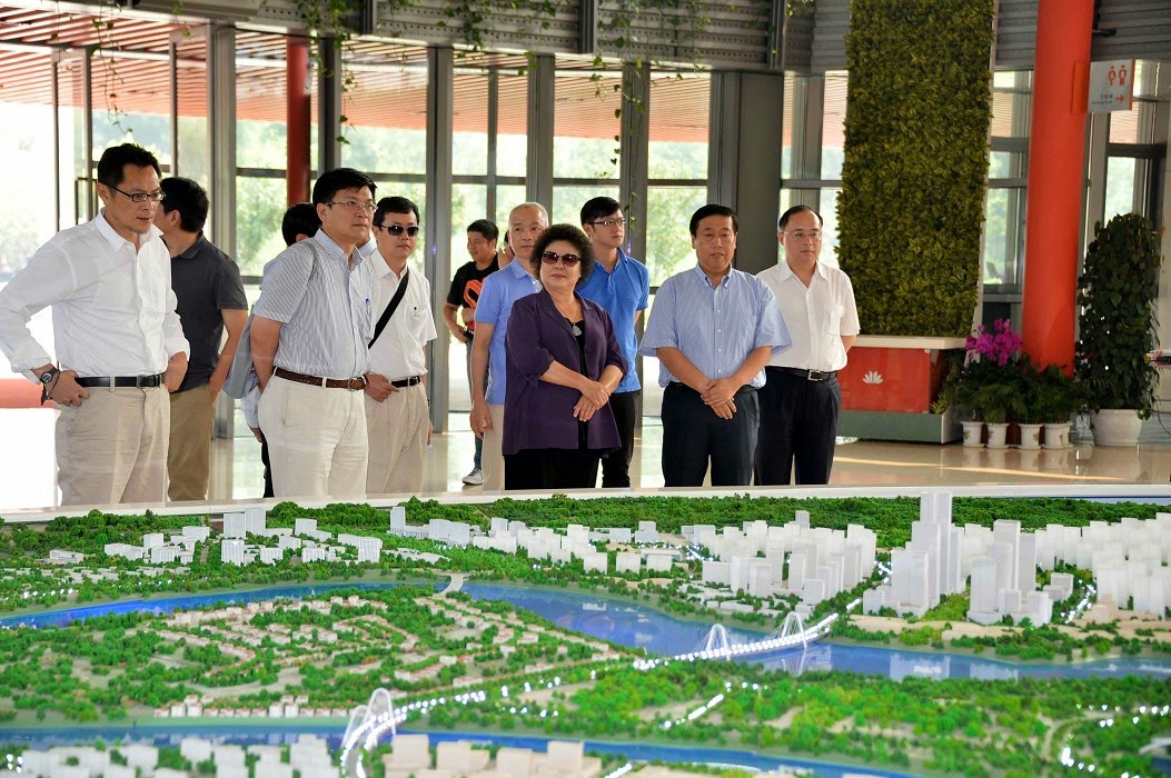 高雄市長陳菊參訪天津市中新生態城、東疆保稅港郵輪碼頭,她表示,天津港腹地廣大,而高雄港則是距市區較近,交通便利,對於未來兩港合作樂觀其成。圖片來源:高雄市政府 高雄市長陳菊參訪天津市中新生態城、東疆保稅港郵輪碼頭,她表示,天津港腹地廣大,而高雄港則是距市區較近,交通便利,對於未來兩港合作樂觀其成。圖片來源:高雄市政府
