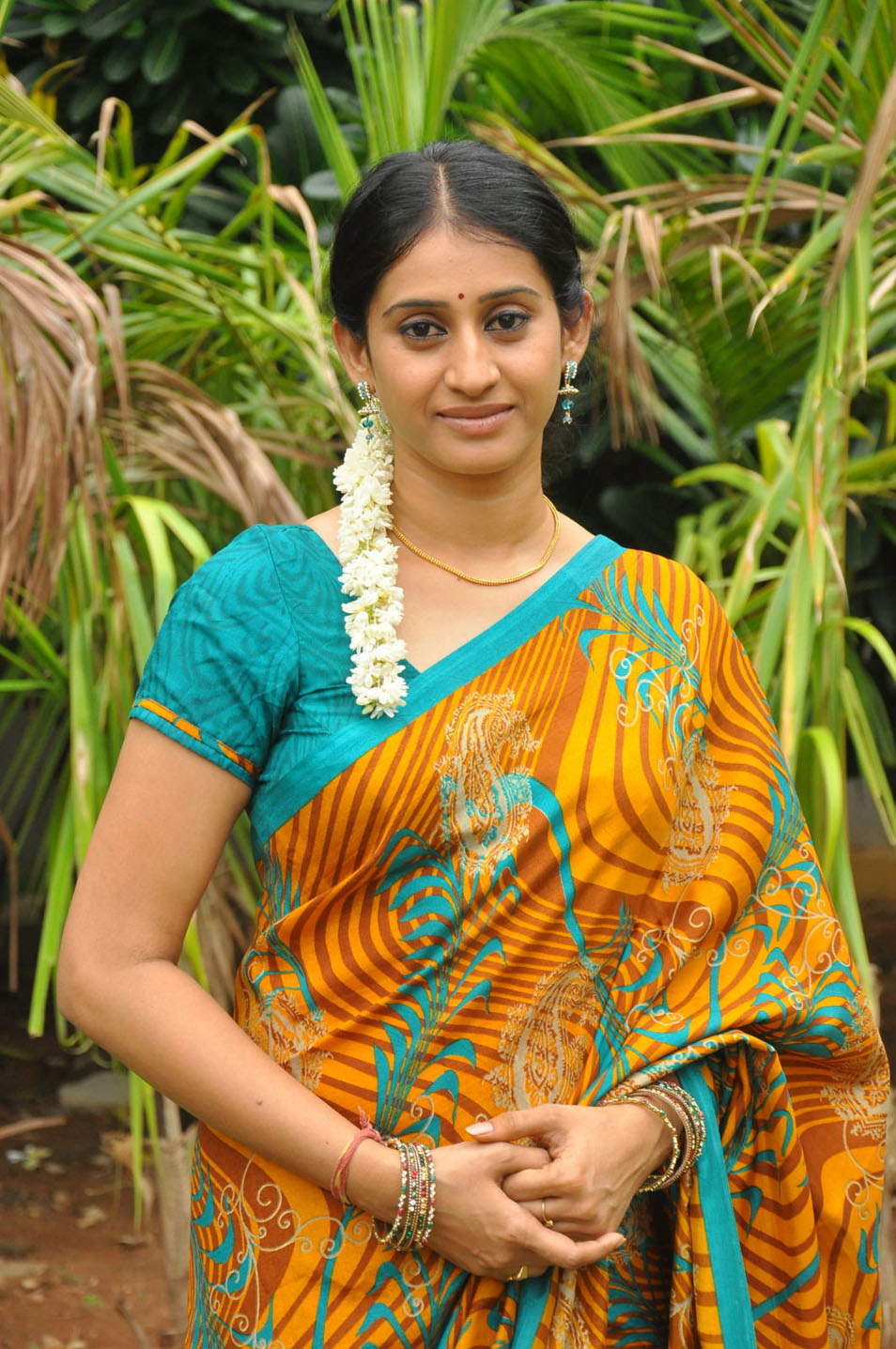 Telugu heroine new photos: karuna maa tv love serial actress new South Spice: Meena Kumari