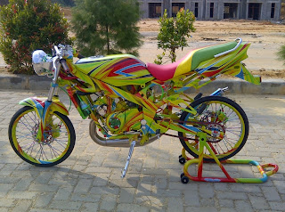 Modifikasi Kawasaki Ninja Tahun 2010 otoasia.net - Modifikasi Kawasaki Ninja Tahun 2010 terlihat mencolok dengan grafis yang mentereng bergaya nano-nano. Mengusung konsep street racing yang identik dengan penggunaan ban kecil membuat motor modifikasi pabrikan Kawasaki ini tampil beda dan memberikan kebanggaan tersendiri.