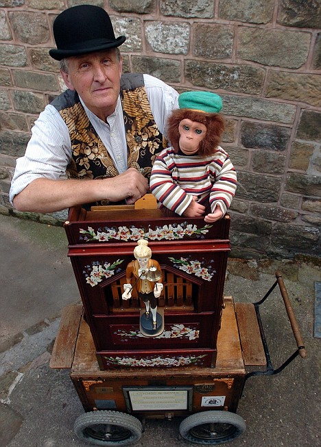 Glossop Outdoor Market: ORGAN GRINDER COMING TO THE CHRISTMAS MARKET