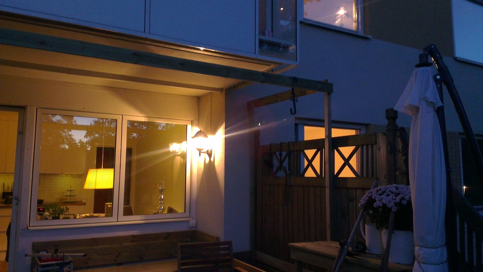Släng dig i väggen, ernst!: pergola under balkongen