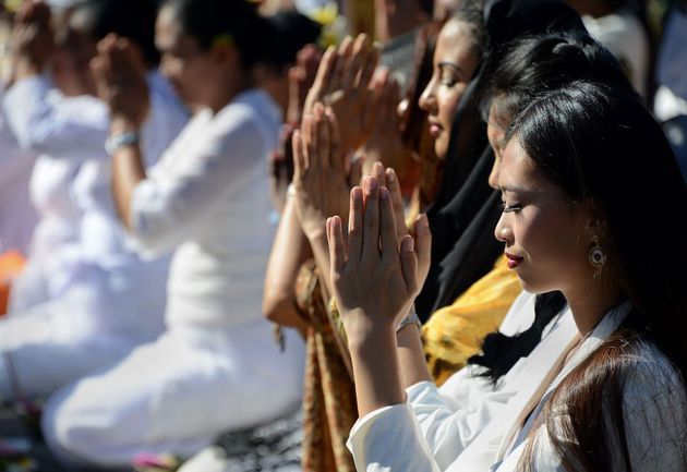 FOTO KONTESTAN MISS WORLD 2013 CANTIK DI PURA BESAKIH BALI