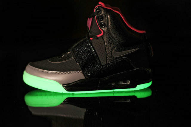 nike yeezy black glow