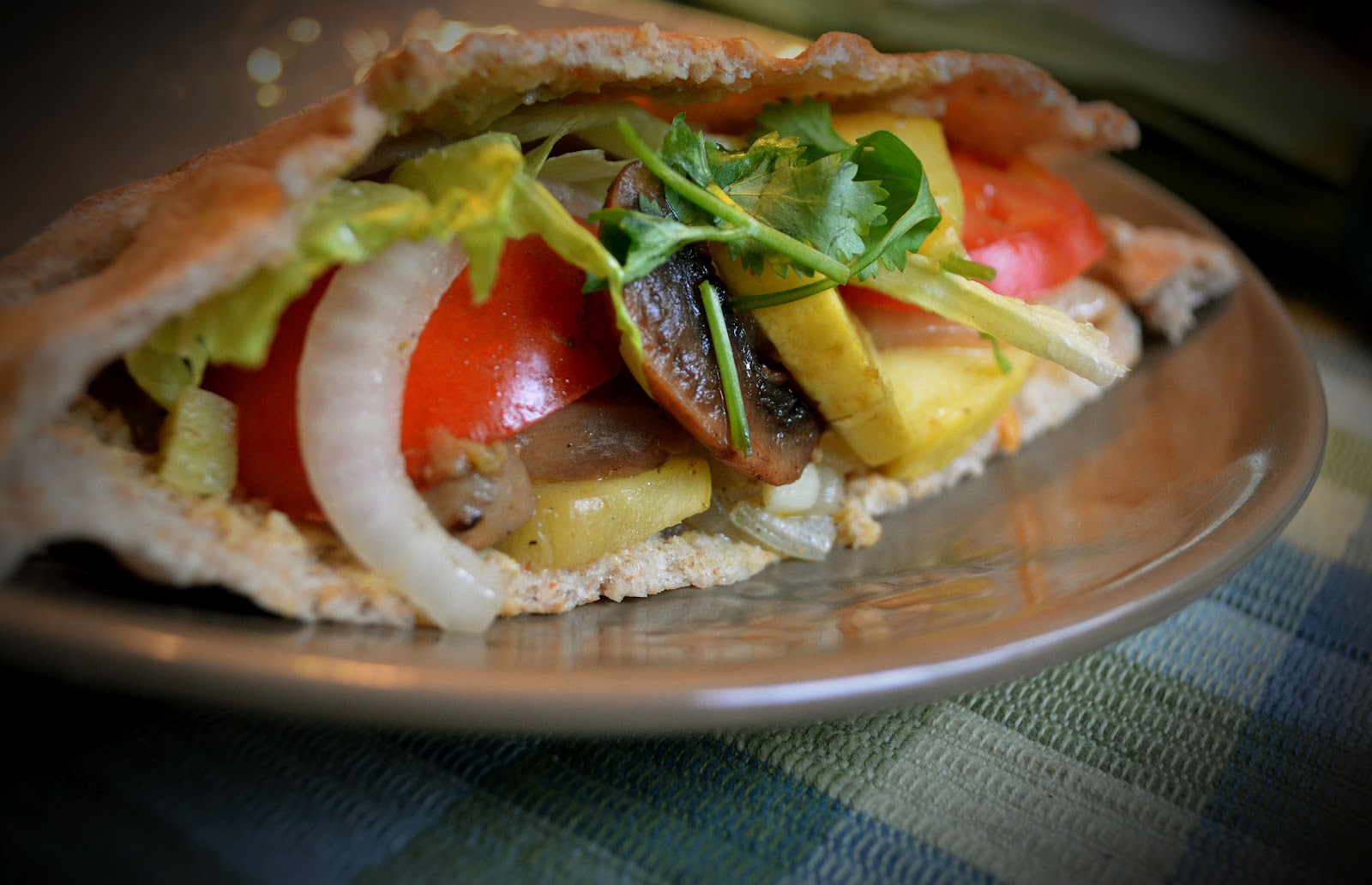 Vegan & Verdure [On a Budget] Hummus & Veggie Pita