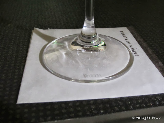 JAL JL005 First Class Trip Report: JAL uses wine glasses from RIEDEL in its First Class