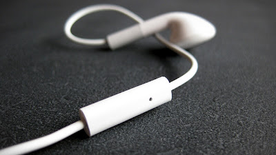 How can iphone's Earbuds be used as a Camera Trigger?