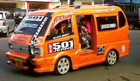 Modifikasi Mobil Angkutan Umum dengan Konsep Warna Rainbow