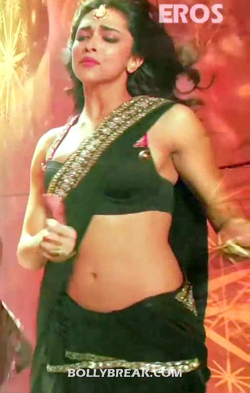 Deepika Padukone Hot Navel Wallpaper from movie Cocktail - (2) - Deepika Padukone Navel Pics - Cocktail Second Hand Jawani song black Saree 