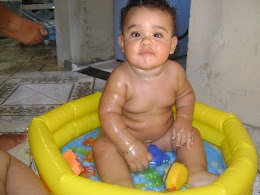 tomando banho na piscininha