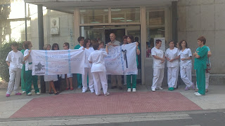 Archivo. Personal del hospital protesta a la puerta del centro bejarano