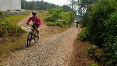 Setelah disambut tanjakan aspal, kali ini giliran tanjakan makadam yang menyambut kami. 