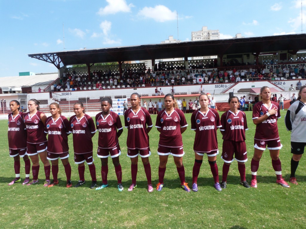 A equipe de futebol feminino do - Clube Atlético Juventus