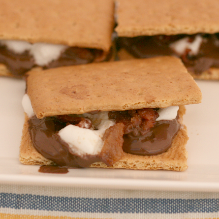 Candied Bacon S'mores from {i love} my disorganized life #baconmonth #bacon #chocolate