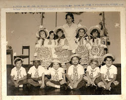 Escola Oswaldo Valente: Professora Ester e seus alunos (1972).