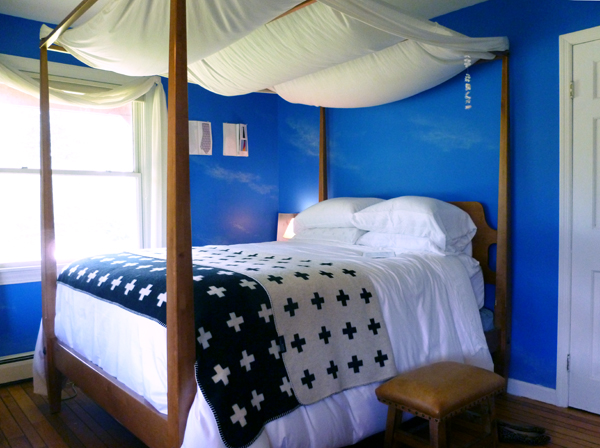 canopy bed with pia wallen cross blanket stilbym