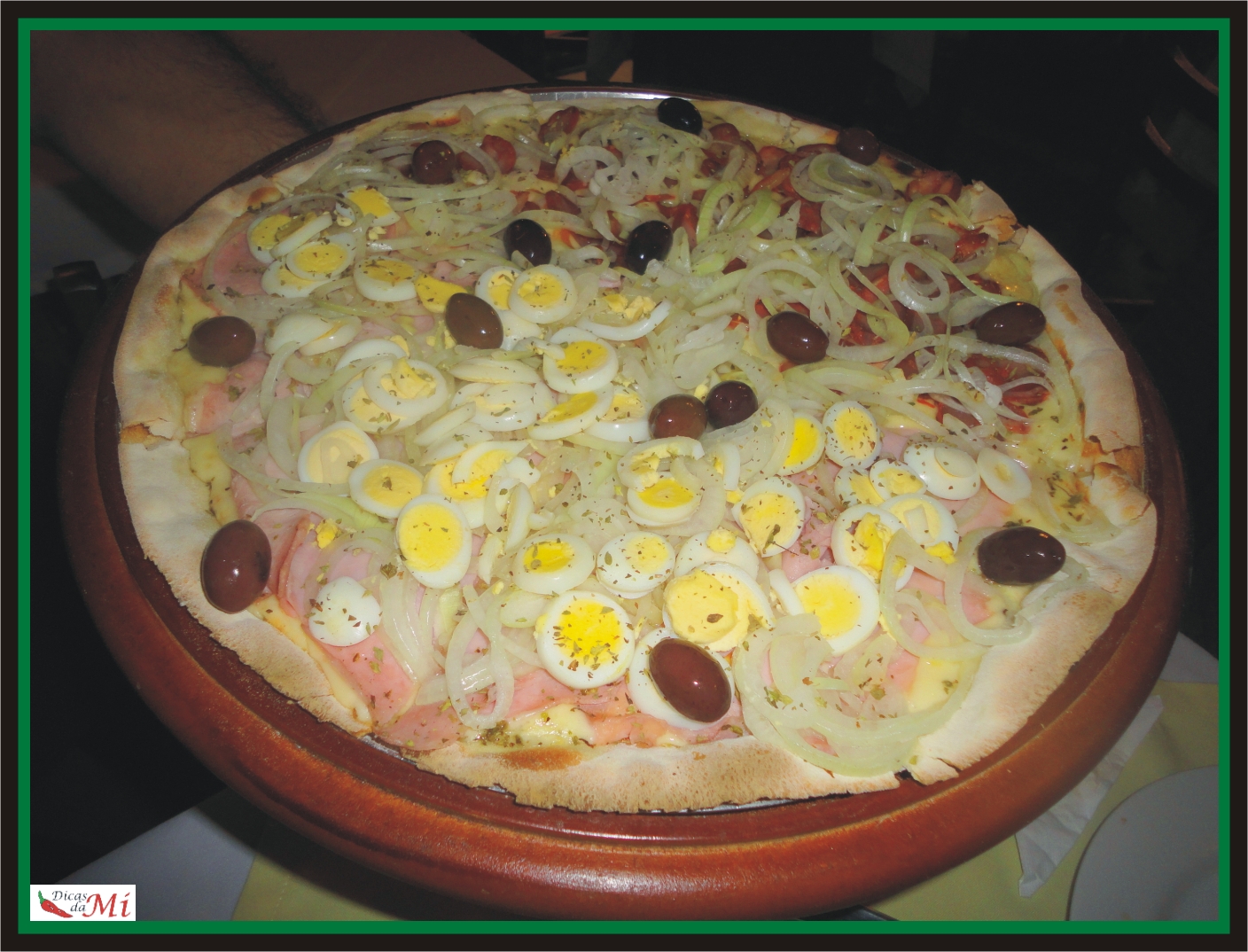 Vista superior da pizza siciliana com salame, abobrinha, galinha