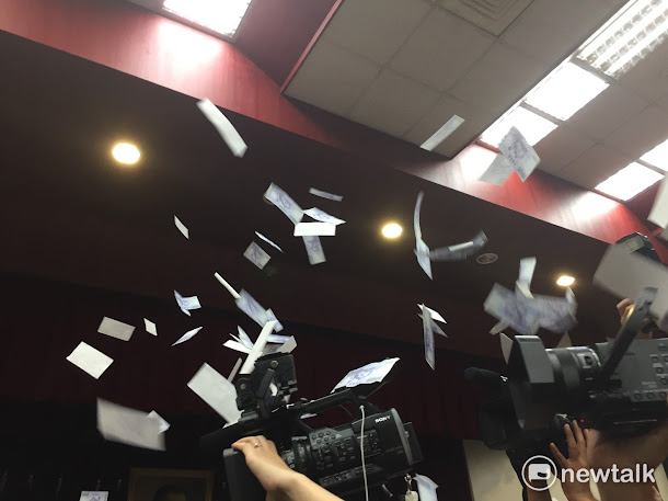 雖然會議進行到下午,但藍綠仍爭執不休,數度爆發肢體衝突,變更為最後面質詢的時代力量黨團仍然像在「罰站」一樣,無法質詢主計長朱澤民、衛福部長陳時中、教育部長潘文忠等部會首長,時代力量立委洪慈庸罕見地動怒,怒斥「我們正在審預算,你們咧!」、「你們的方式,你們認為是對的嗎?」、「去密室協商的不是你們嗎!」 雖然會議進行到下午,但藍綠仍爭執不休,數度爆發肢體衝突,變更為最後面質詢的時代力量黨團仍然像在「罰站」一樣,無法質詢主計長朱澤民、衛福部長陳時中、教育部長潘文忠等部會首長,時代力量立委洪慈庸罕見地動怒,怒斥「我們正在審預算,你們咧!」、「你們的方式,你們認為是對的嗎?」、「去密室協商的不是你們嗎!」