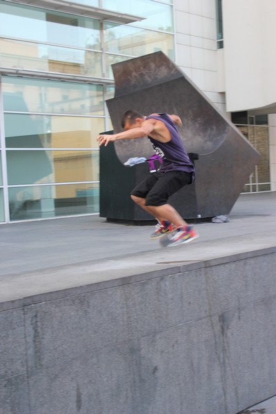 Deskorolkowcy pod MACBA w Barcelonie Barcelona Skaterzy