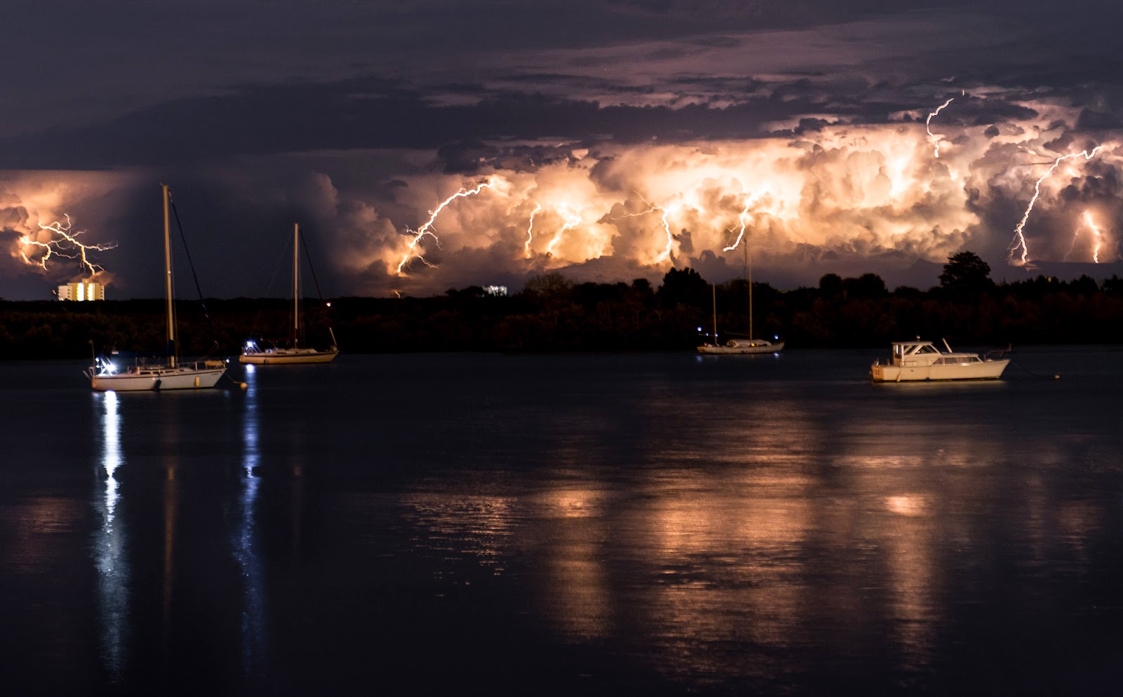 Dangerous Power of Nature Fascinating Photos Lightning Strikes