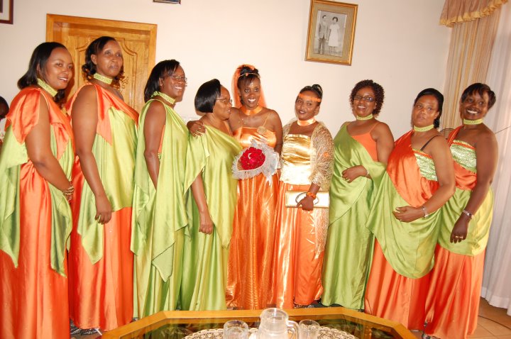 MAMA NA NDUGU WA KARIBU WA UMURISA PICHA YA PAMOJA