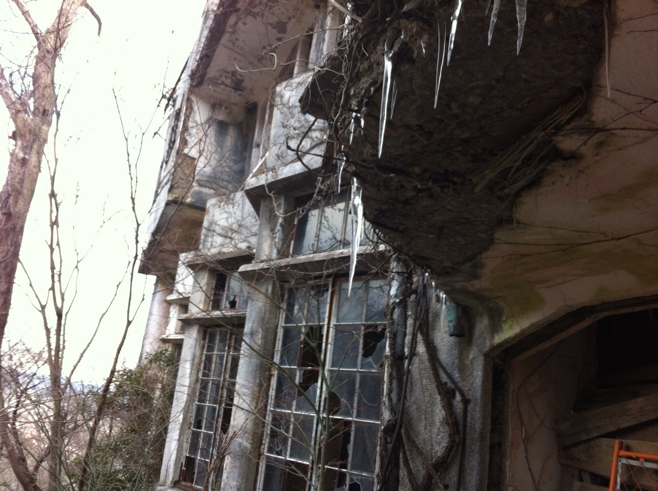 Love Space 驚いたぜ 六甲山で不気味な洋館