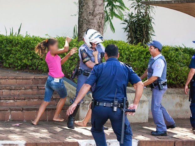 Policial agredindo criança 02