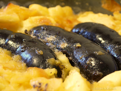 Boudin noir aux pommes, cuisson au four (voir la recette)